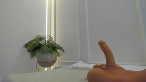Snapshot of mariapettit chatting on 02-23-25, 12:27 Maria Pettit online show from 02-23-25, 12:27