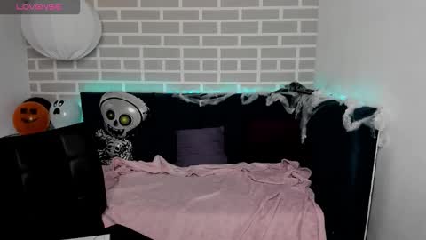 Mary 3 online show from 10-26-25, 01:55