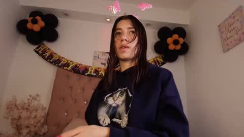 Snapshot of marinette_lux chatting on 10-25-25, 12:56 marinette online show from 10-25-25, 12:56