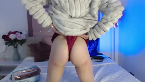 Snapshot of marinette_lux chatting on 01-08-26, 01:46 marinette online show from 01-08-26, 01:46