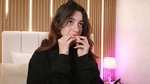 Snapshot of marinette_lux chatting on 02-19-26, 12:45 marinette online show from 02-19-26, 12:45