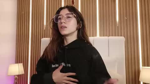 Snapshot of marinette_lux chatting on 02-25-26, 12:48 marinette online show from 02-25-26, 12:48