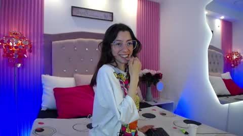 Snapshot of marinette_lux chatting on 03-02-26, 07:54 marinette online show from 03-02-26, 07:54