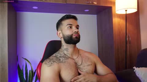 Snapshot of mark_hazze chatting on 11-26-25, 11:39 Mark online show from 11-26-25, 11:39