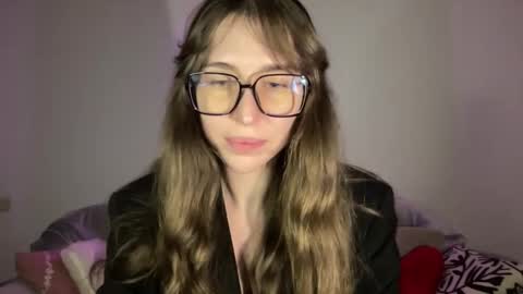 Snapshot of maroonaaa chatting on 11-11-25, 07:36 Mary online show from 11-11-25, 07:36