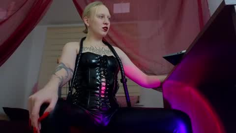 Snapshot of marthahoffman chatting on 01-03-25, 08:54 Ultimate Goddess online show from 01-03-25, 08:54