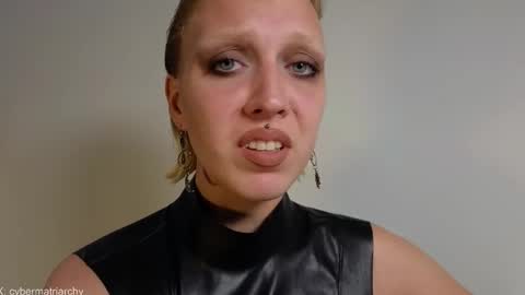 Snapshot of marthahoffman chatting on 11-16-25, 07:36 Ultimate Goddess online show from 11-16-25, 07:36