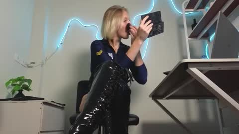 Snapshot of marthahoffman chatting on 03-09-26, 08:07 Ultimate Goddess online show from 03-09-26, 08:07