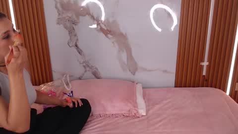 Hi guys im Mary  online show from 11-14-25, 12:26