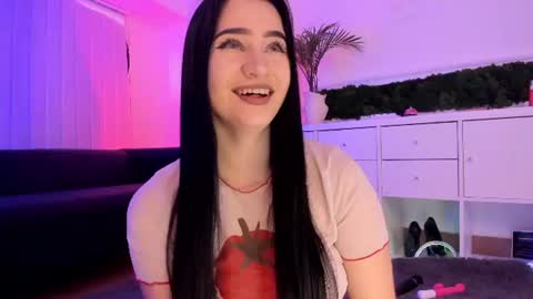 Snapshot of mary_lori chatting on 06-18-26, 06:35 Mary online show from 06-18-26, 06:35