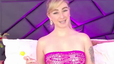 Snapshot of marydeniro chatting on 07-22-26, 08:00 online show from 07-22-26, 08:00