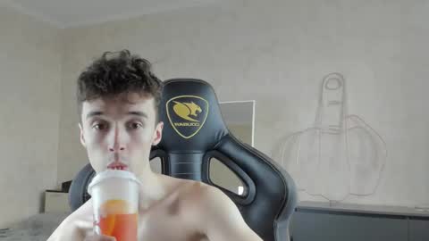 Snapshot of mason_warhol chatting on 10-12-25, 01:32 Mason online show from 10-12-25, 01:32