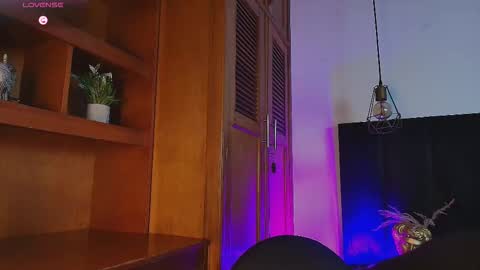 Snapshot of massimo_alessandro chatting on 10-11-25, 05:17 online show from 10-11-25, 05:17