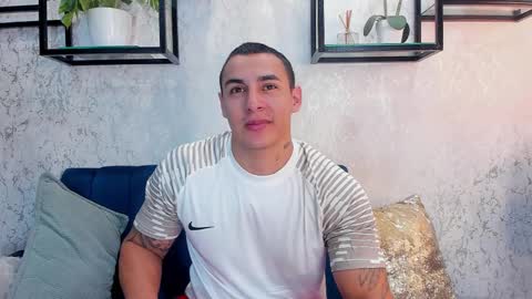 Snapshot of massimocontie_ chatting on 02-16-25, 03:05 Massimo Contie online show from 02-16-25, 03:05