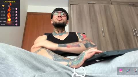 Snapshot of master_steven_01 chatting on 10-25-25, 05:30 steven online show from 10-25-25, 05:30