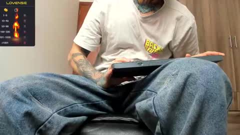 Snapshot of master_steven_01 chatting on 10-29-25, 04:09 steven online show from 10-29-25, 04:09