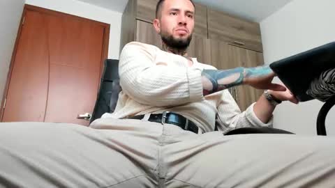 Snapshot of master_steven_01 chatting on 12-17-25, 05:08 steven online show from 12-17-25, 05:08