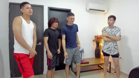 Snapshot of masters_sexx chatting on 01-24-25, 11:48 Team Cris Darwin- Fernando- Stiven- David online show from 01-24-25, 11:48