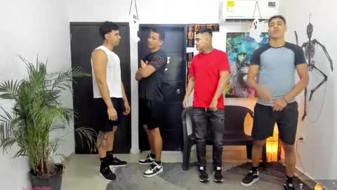 Snapshot of masters_sexx chatting on 10-20-25, 11:32 Team Cris Darwin- Fernando- Stiven- David online show from 10-20-25, 11:32