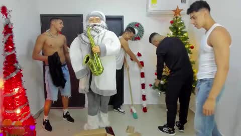 Snapshot of masters_sexx chatting on 12-04-25, 11:41 Team Cris Darwin- Fernando- Stiven- David online show from 12-04-25, 11:41