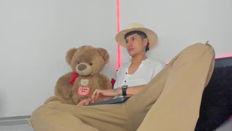 mateo_escobar online show from 10-20-25, 02:12