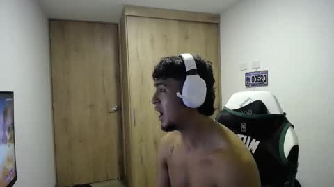 Snapshot of matias_bianco01 chatting on 10-29-25, 06:15 matias online show from 10-29-25, 06:15