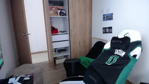 Snapshot of matias_bianco01 chatting on 11-09-25, 03:32 matias online show from 11-09-25, 03:32