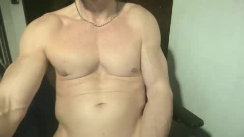 Snapshot of matiasmartin2030 chatting on 05-10-26, 01:33 MatiasMatureMuscle online show from 05-10-26, 01:33