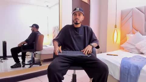 Snapshot of matthewcullenn chatting on 02-25-26, 06:39 Matthew online show from 02-25-26, 06:39