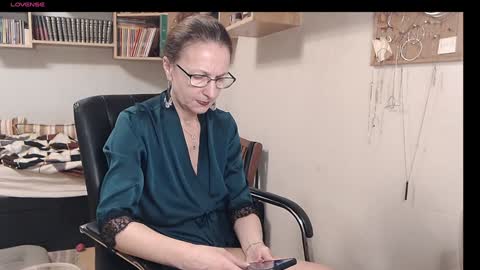 Snapshot of maturekate chatting on 12-17-24, 07:29 maturekate online show from 12-17-24, 07:29