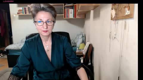 Snapshot of maturekate chatting on 09-18-25, 06:15 maturekate online show from 09-18-25, 06:15