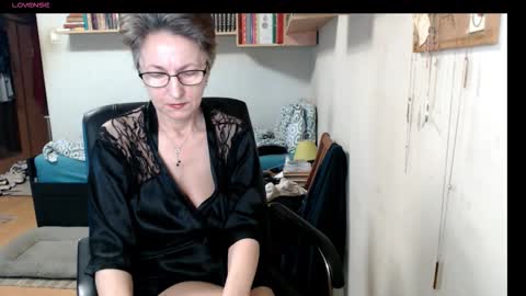 Snapshot of maturekate chatting on 09-19-25, 06:37 maturekate online show from 09-19-25, 06:37