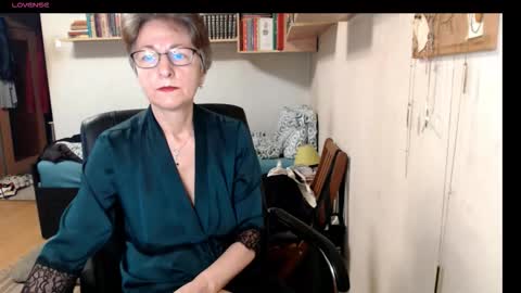 Snapshot of maturekate chatting on 09-22-25, 06:15 maturekate online show from 09-22-25, 06:15