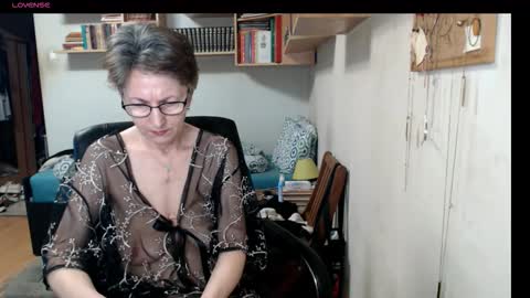 Snapshot of maturekate chatting on 09-23-25, 06:38 maturekate online show from 09-23-25, 06:38