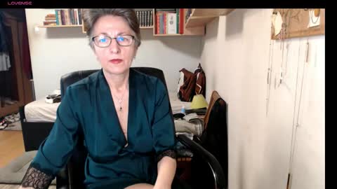 Snapshot of maturekate chatting on 09-28-25, 06:41 maturekate online show from 09-28-25, 06:41