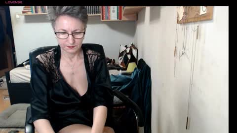 Snapshot of maturekate chatting on 10-13-25, 06:35 maturekate online show from 10-13-25, 06:35