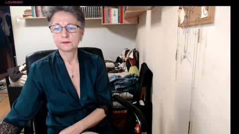 Snapshot of maturekate chatting on 10-15-25, 06:35 maturekate online show from 10-15-25, 06:35