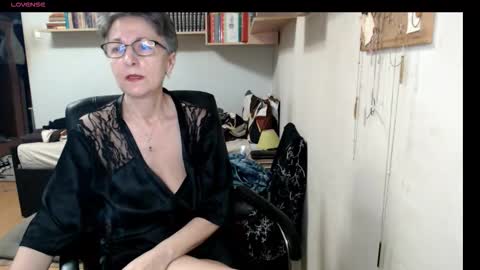 Snapshot of maturekate chatting on 10-17-25, 06:38 maturekate online show from 10-17-25, 06:38