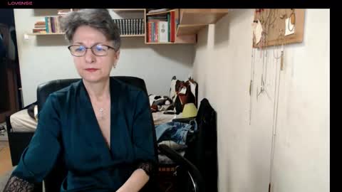 Snapshot of maturekate chatting on 10-19-25, 06:58 maturekate online show from 10-19-25, 06:58