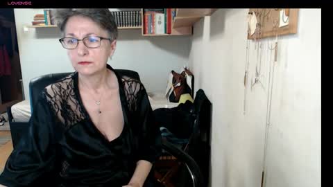 Snapshot of maturekate chatting on 10-20-25, 06:36 maturekate online show from 10-20-25, 06:36