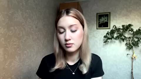 Mia online show from 07-20-26, 03:36