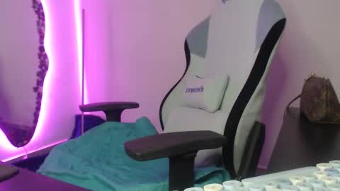 Snapshot of mauhype chatting on 03-10-26, 01:10 Mau and Lauren online show from 03-10-26, 01:10