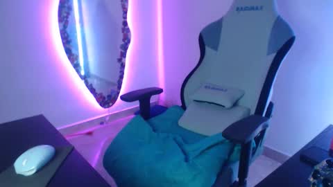 Snapshot of mauhype chatting on 03-17-26, 11:41 Mau and Lauren online show from 03-17-26, 11:41