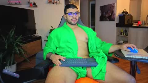 Snapshot of max_cooper17 chatting on 11-17-25, 01:55 Max online show from 11-17-25, 01:55