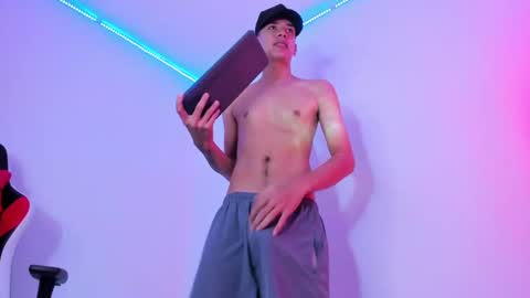 Snapshot of max_thomsonn chatting on 11-14-25, 06:39 Max online show from 11-14-25, 06:39