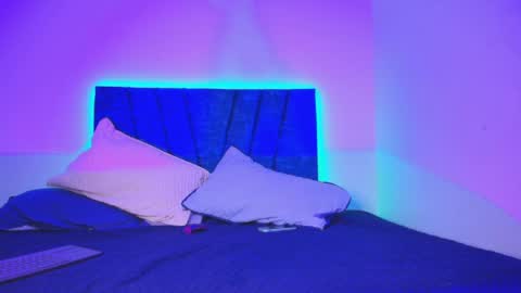 Snapshot of maxi_and_evan chatting on 03-17-26, 04:06 maxi_and_evan online show from 03-17-26, 04:06