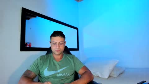 Snapshot of maxi_mux1 chatting on 09-26-25, 06:06 MAXI online show from 09-26-25, 06:06