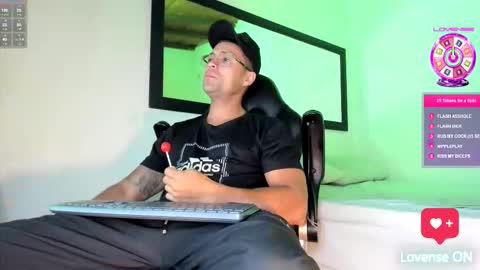 Snapshot of maxi_mux1 chatting on 10-15-25, 03:17 MAXI online show from 10-15-25, 03:17