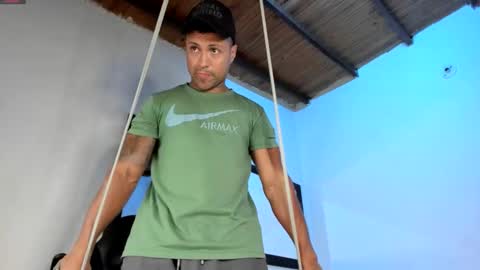 Snapshot of maxi_mux1 chatting on 11-29-25, 02:03 MAXI online show from 11-29-25, 02:03