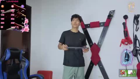 Snapshot of maximiliano_kh4lil chatting on 06-19-26, 01:04 Maximiliano online show from 06-19-26, 01:04